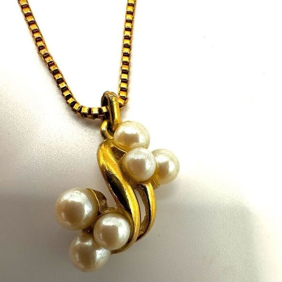 Richelieu faux pearl gold tone pendant necklace - Picture 12 of 12